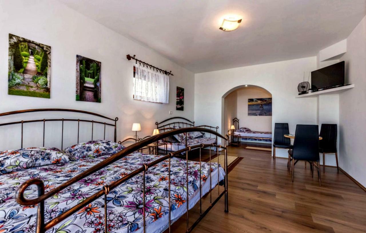 Apartment Anika กอสเตรนา ภายนอก รูปภาพ