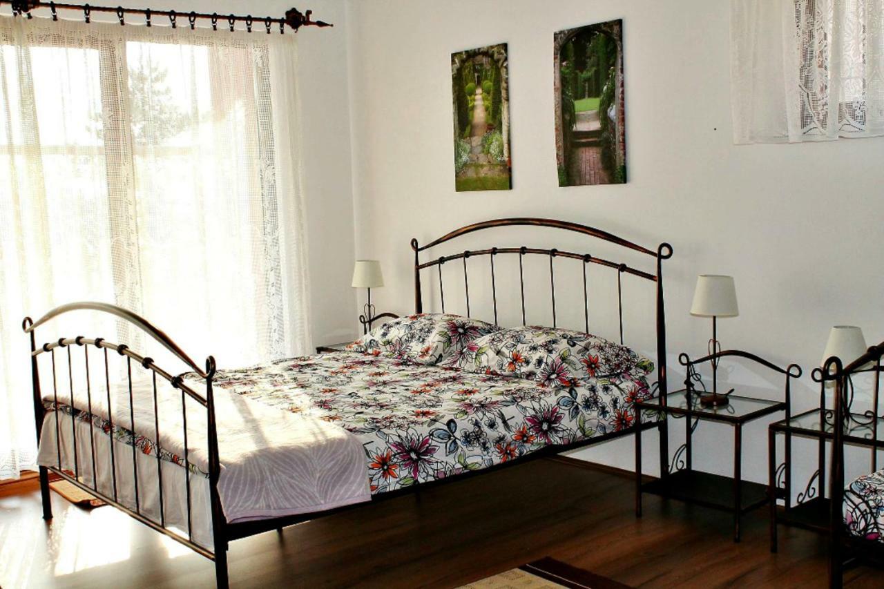 Apartment Anika กอสเตรนา ภายนอก รูปภาพ